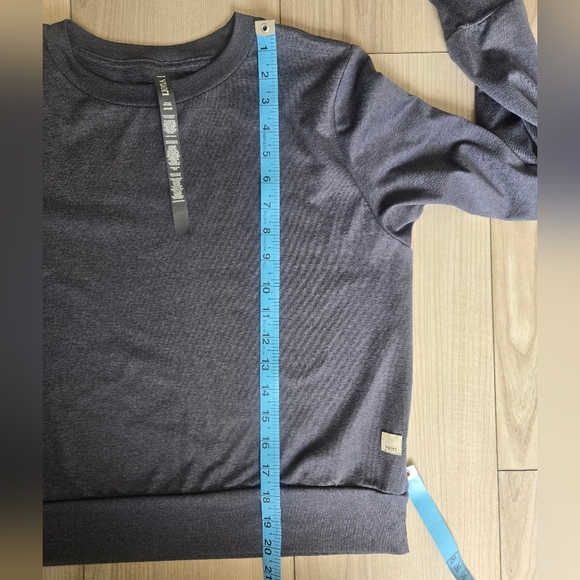 Vuori Daydream Crew Sweater In Blue Heather. (D6) - Picture 10 of 11